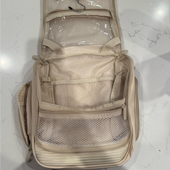 DEZI Cream Toiletry bag - Picture 3 of 3